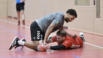Rothenburg am Boden: Gabriel Gluhak (unten) mit dem Roßtaler Marcel Cisse (hier im Hinspiel). (Foto: Martin Rügner)