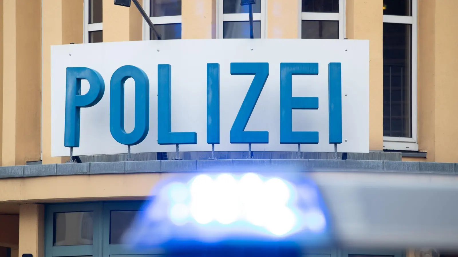 Die Polizei muss sich um einen Unfall bei Schopfloch kümmern. (Foto: Friso Gentsch/dpa/Symbolbild)