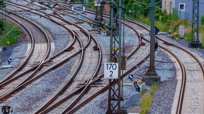 Das Bundesverkehrsministerium hatte in den Haushaltsverhandlungen auf mehr Geld für Neu- und Ausbauprojekte bei der Bahn gedrängt. (Archivbild) (Foto: Jens Büttner/dpa)