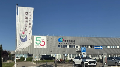 Durch den Zusammenschluss von REHAU Automotive und SRG Global entstand 2025 in Feuchtwangen der größte Standort des Unternehmens RESRG Automotive. Kunststoffbauteile für Automobile werden am Produktionsstandort aber bereits seit nunmehr 50 Jahren hergestellt. (Foto: RESRG Automotive SE & Co. KG)