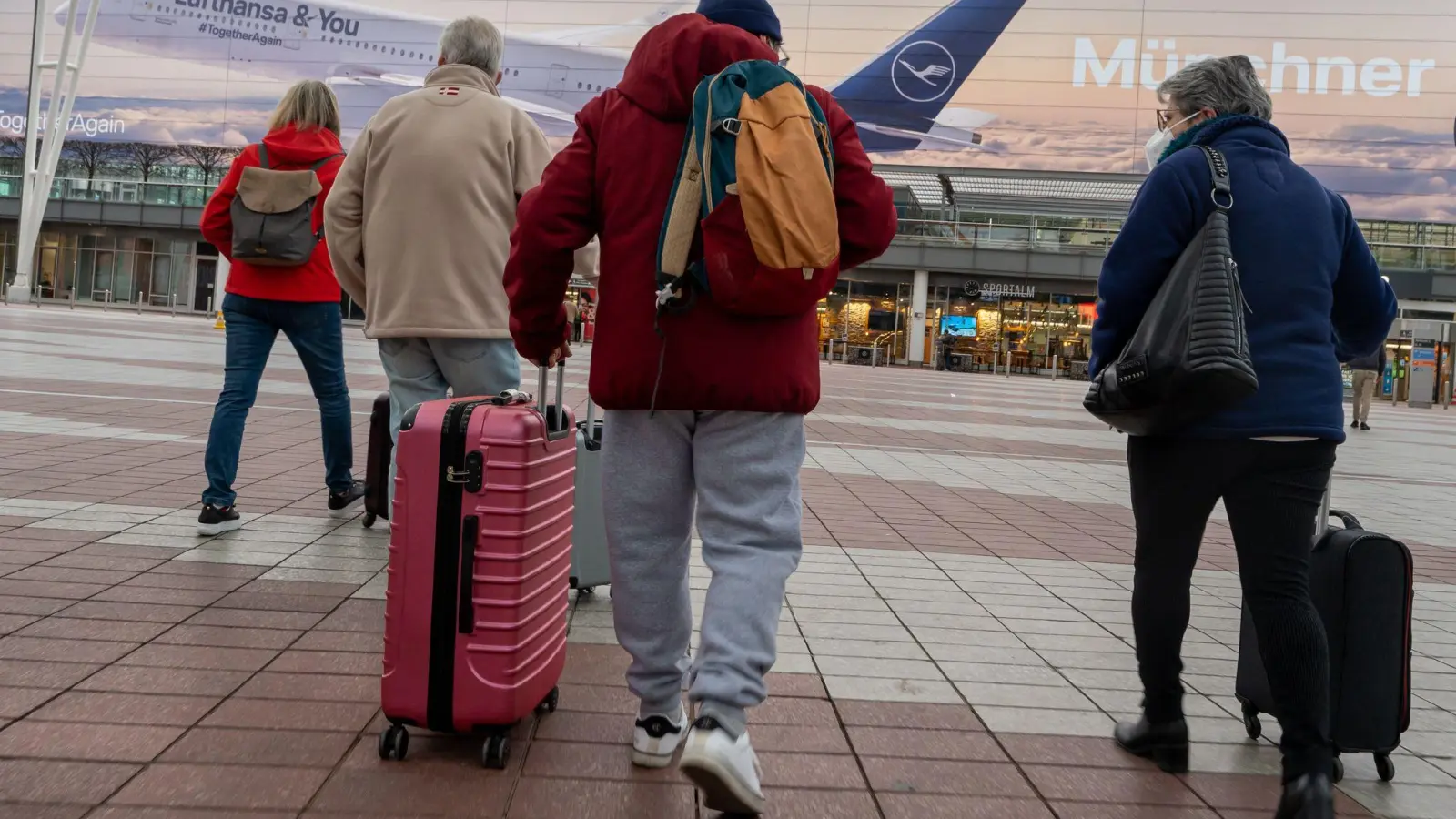 Studie: Viele Menschen mit Migrationshintergrund denken angesichts des AfD-Aufstiegs über Auswanderung aus Deutschland nach. (Archivbild) (Foto: Peter Kneffel/dpa)