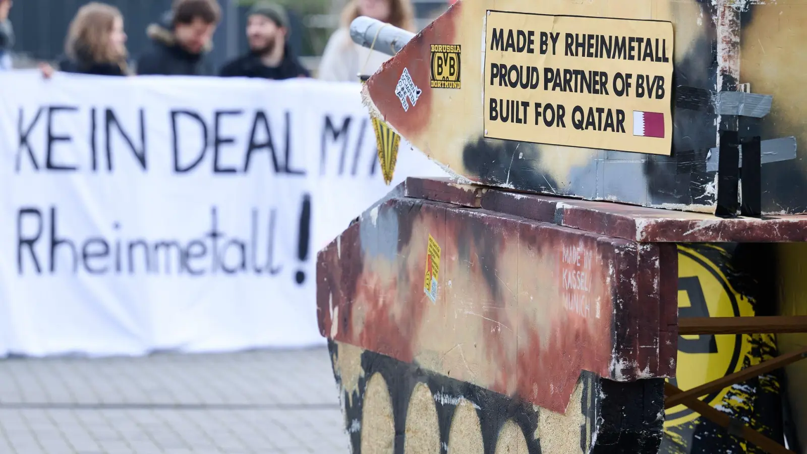 Schon vor der Mitgliederversammlung hatte es Proteste gegeben (Foto: Bernd Thissen/dpa)