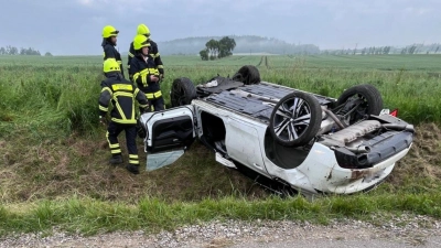 Das Auto kam auf dem Dach zum Liegen. Feuerwehrkräfte sicherten die Unfallstelle. (Foto: Feuerwehr Geslau/Alexander Sauter)