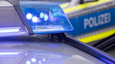 Die Polizei sperrte für die Bergung des Autos die Straße. (Symbolbild) (Foto: Daniel Karmann/dpa)