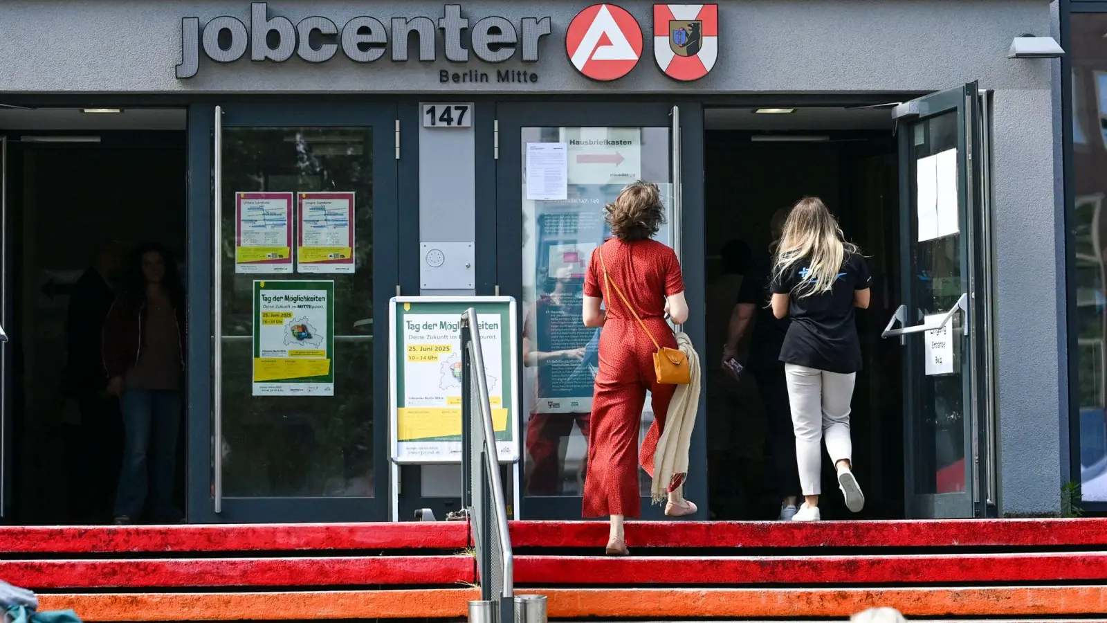Die Arbeitslosigkeit geht im Juni nur leicht zurück. (Archivbild) (Foto: Jens Kalaene/dpa)