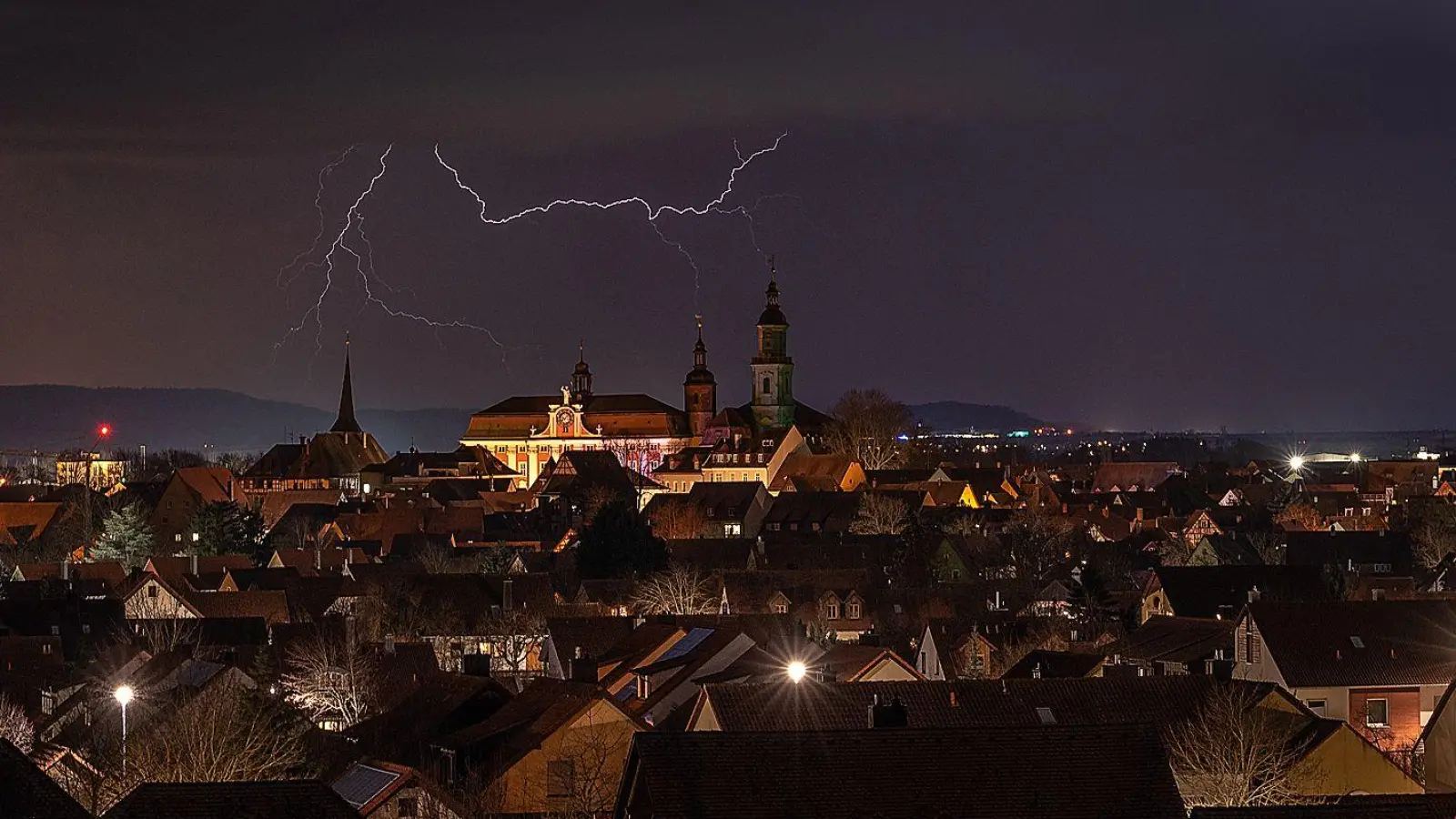 Ein Blitz zuckt über Bad Windsheim. Heute könnte es überall in Westmittelfranken zu Gewittern kommen - warnt zumindest der Deutsche Wetterdienst. (Archivbild: Mirko Fryska)