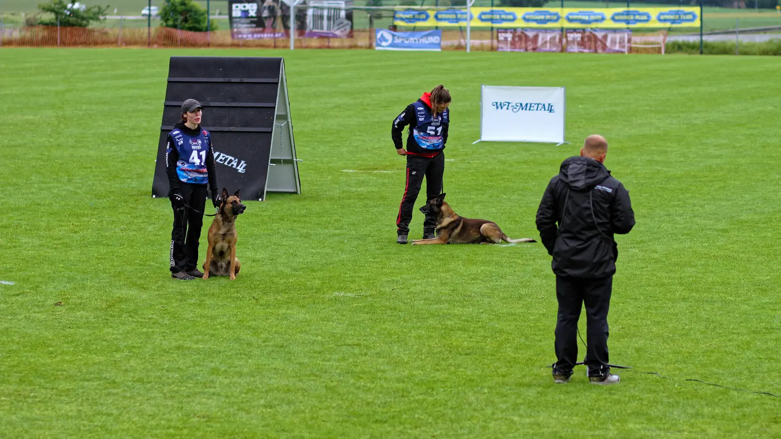 Katrin Kröber (links) mit ihrem Hund „Ne pas toucher Aaron“ gemeinsam mit Catharina Reppin mit Schäferhund „Cassius Dio vom Buxtehuder Bullen“ mussten sich bei verschiedenen Disziplinen beweisen. (Foto: Tizian Gerbing)