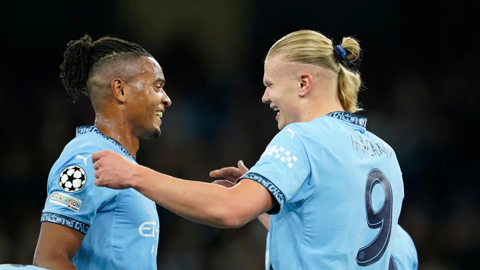 Superstar Erling Haaland (r) traf einmal mehr spektakulär für Manchester City. (Foto: Dave Thompson/AP)