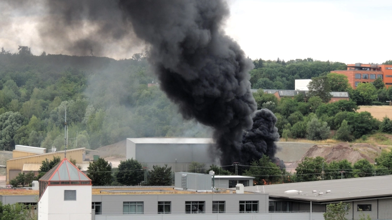 Eine schwarze Rauchwolke türmt sich wegen eines Brandes auf einem Industriegelände über Ansbach auf. (Foto: Christoph Walter)