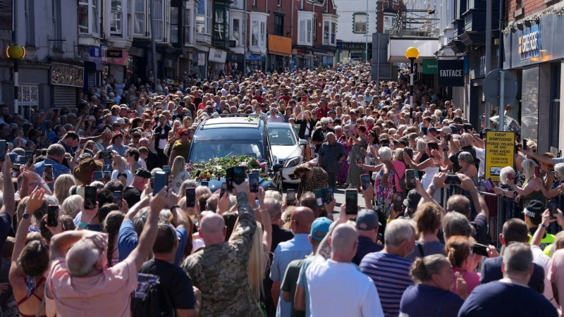 Hunderte Fans nahmen Abschied von Bonnie Tyler. (Foto: Alastair Grant/AP/dpa)
