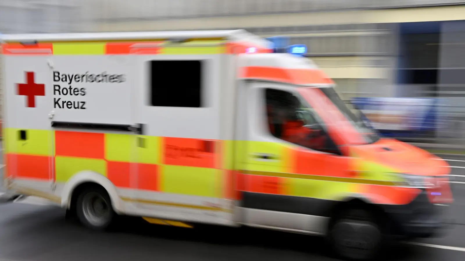 Ein schwer verletzter Mann wurde nach einem Radunfall in eine Klinik gebracht, wo er starb. (Symbolbild) (Foto: Peter Kneffel/dpa)