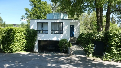 Ein weißer Kubus am Hang: Das Haus von Jürgen Habermas ist jetzt Baudenkmal (Handout)  (Foto: -/Bayerisches Landesamt für Denkmalpflege BLfD/dpa)