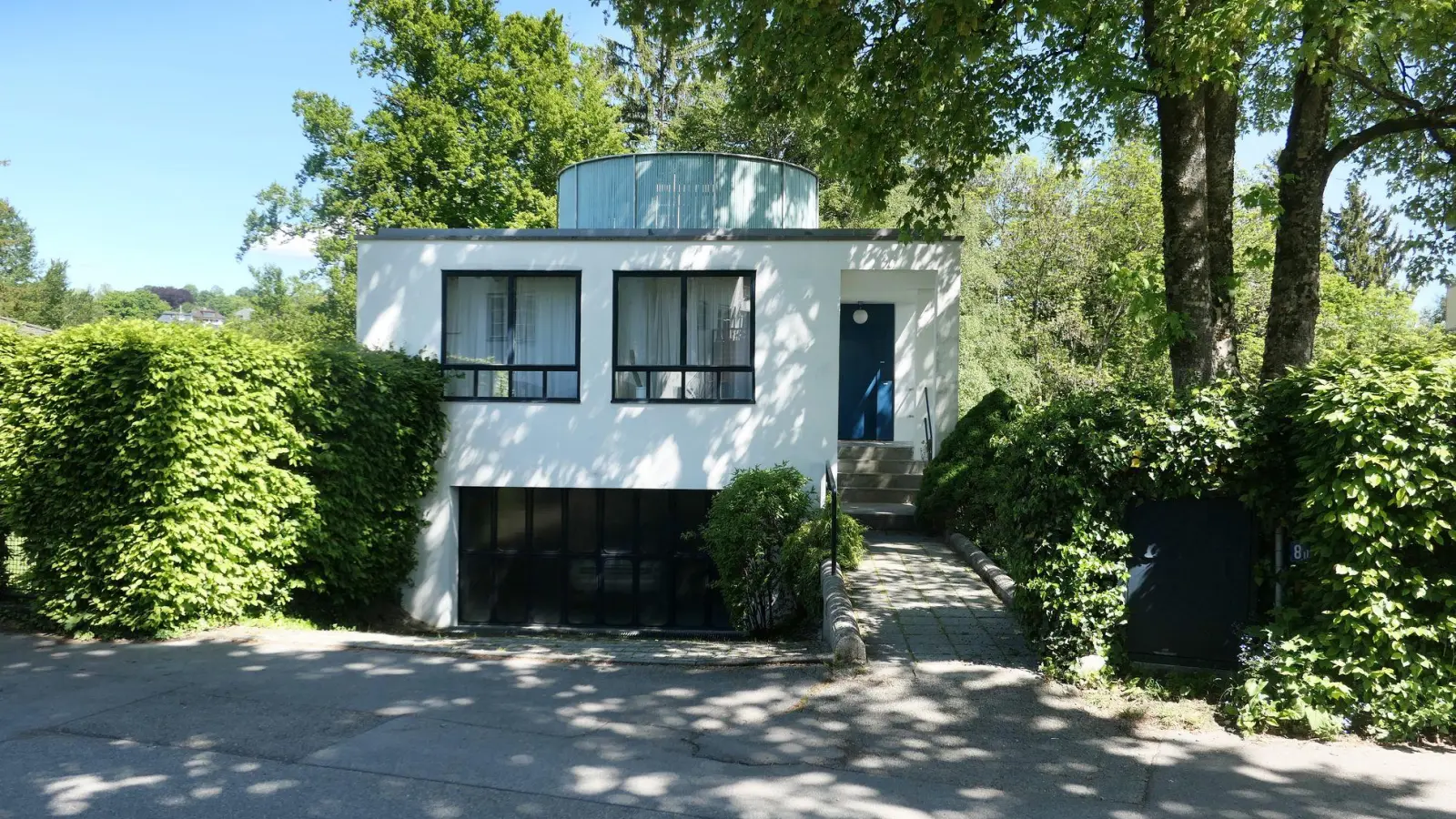 Ein weißer Kubus am Hang: Das Haus von Jürgen Habermas ist jetzt Baudenkmal (Handout)  (Foto: -/Bayerisches Landesamt für Denkmalpflege BLfD/dpa)