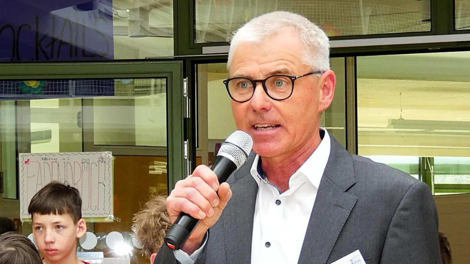 Schulleiter Markus Heindl blickte auf die Sanierungshistorie zurück. (Foto: Karl-Heinz Gisbertz)