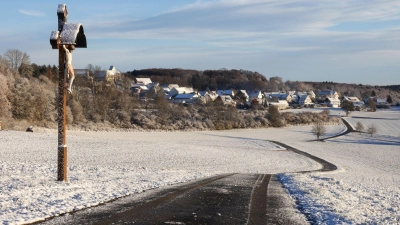 Fast schon ein Winterwunderland? Schnee am Morgen auf der Schwäbischen Alb. (Foto: Thomas Warnack/dpa)