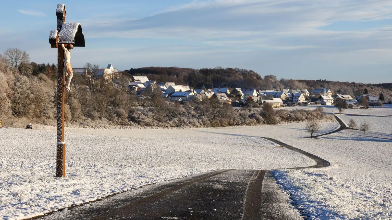 Fast schon ein Winterwunderland? Schnee am Morgen auf der Schwäbischen Alb. (Foto: Thomas Warnack/dpa)