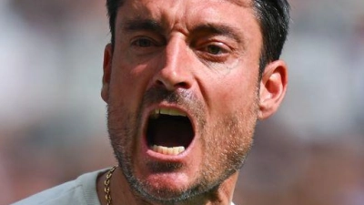 Frankfurts Coach Albert Riera steht nach der Niederlage gegen den Hamburger SV unter Druck. (Foto: Florian Wiegand/dpa)