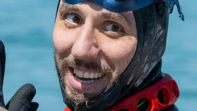 Der Apnoetaucher Minja Marinković bedankt sich nach seinem gescheiterten Rekordversuch applaudierend. (Foto: Stefan Puchner/dpa)