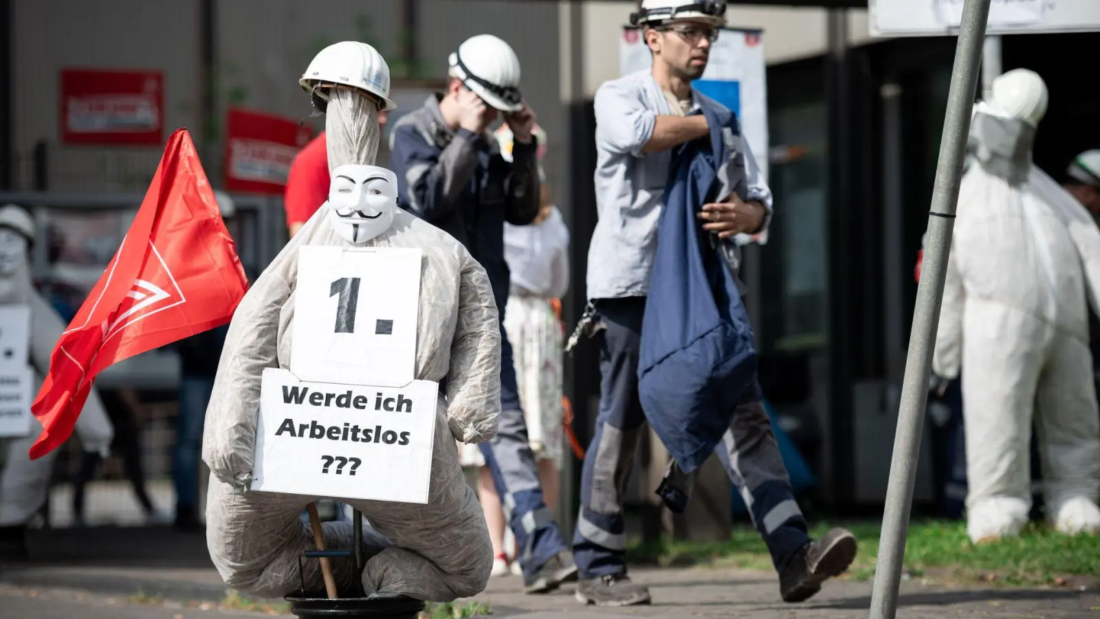 Arbeiter von Thyssenkrupp Steel Europe protestieren gegen die Zukunftspläne des Aufsichtsrats. (Foto: Fabian Strauch/dpa)