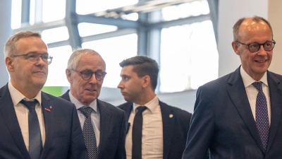 Die Spitzenverbände der deutschen Wirtschaft sehen das Treffen mit den Spitzen der Koalition und Gewerkschaften am Mittwoch im Kanzleramt als Chance für einen gemeinsamen Reformkurs. (Archivbild) (Foto: Peter Kneffel/dpa)