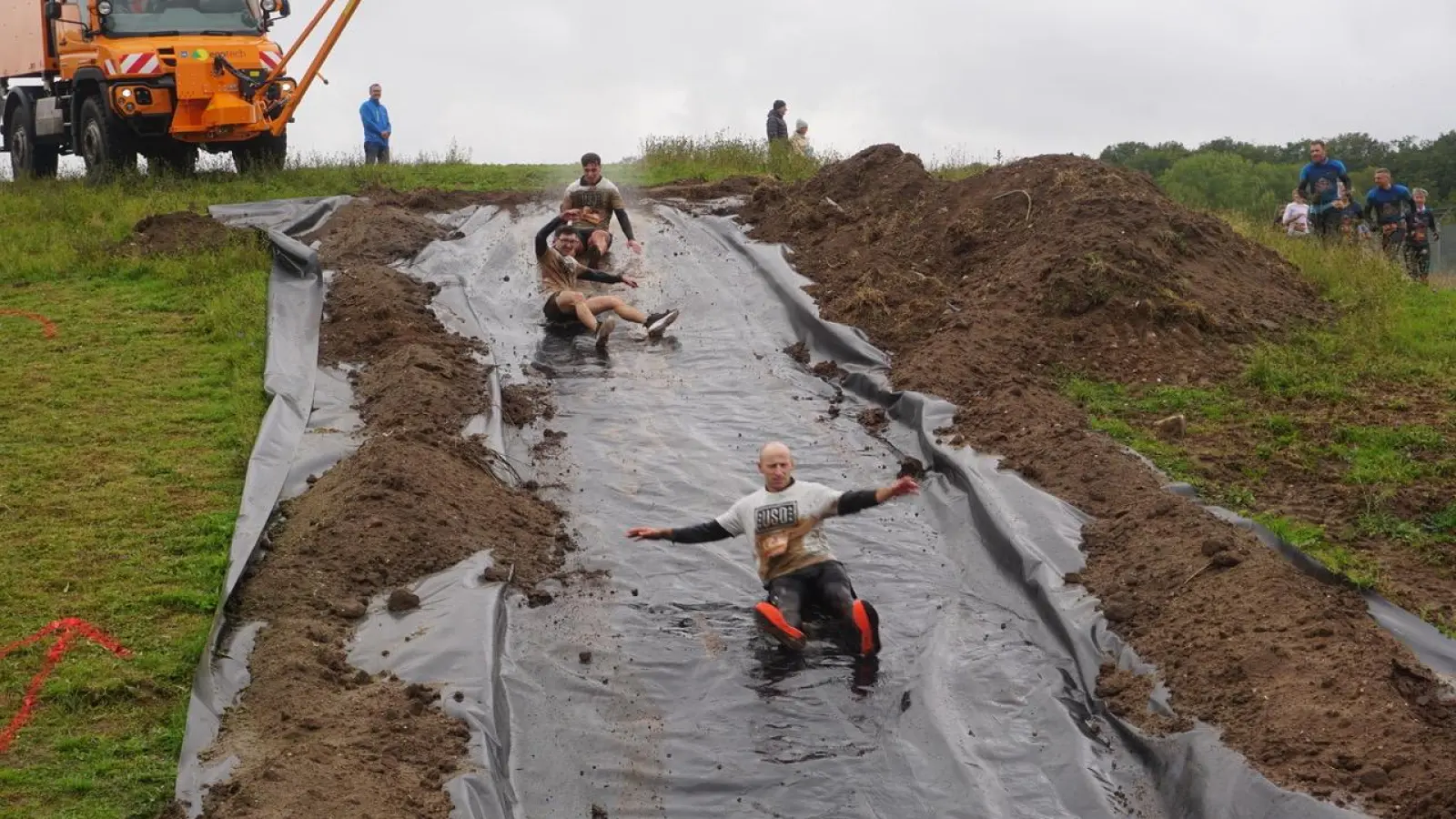 Ganz schön dreckig werden die Teilnehmenden des Ansbogger Mud Runs auf dem Parcours in der Shipton-Kaserne, während sie die Hindernisse überqueren. (Foto: Paul Wiese)