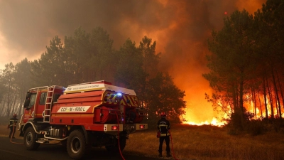 Die Waldbrände sind auch eine Bedrohung für Wohngebiete wie hier bei Bordeaux, der Hauptstadt der französischen Partnerregion von Mittelfranken. (Foto: Romain Perrocheau/AFP/dpa)
