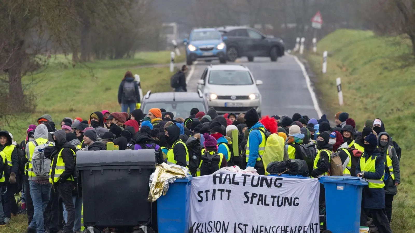 Wegen Straßenblockaden kamen viele AfDler nicht zur Gründungsversammlung der neuen Jugendorganisation durch, auch die Parteichefs kamen eine Stunde zu spät. (Foto: Lando Hass/dpa)