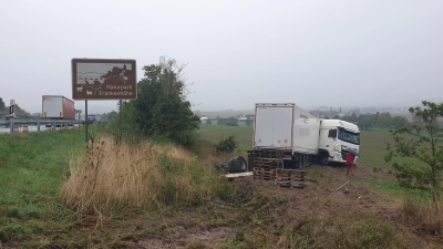 In einem Acker neben der Autobahn kam der Sattelzug zum Stehen. Die Bergung gestaltete sich angesichts des vom Regen aufgeweichten Untergrunds schwierig. (Foto: Wolfgang Grebenhof)