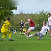 Robin Hilpert (in Rot) erzielt das 1:0 für Arberg gegen Fortuna Neuses (links Torwart Sebastian Andreka, rechts vorne Luis Meyer). (Foto: Martin Rügner)