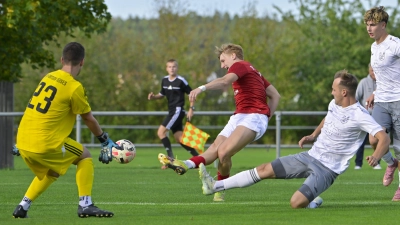 Robin Hilpert (in Rot) erzielt das 1:0 für Arberg gegen Fortuna Neuses (links Torwart Sebastian Andreka, rechts vorne Luis Meyer). (Foto: Martin Rügner)