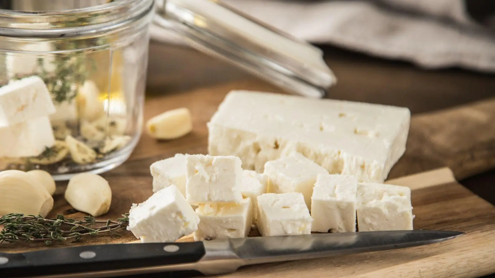 Weißer Käse in Salzlake ist nicht automatisch Feta. Fehlt der Hinweis auf Schafs-/Ziegenmilch, steckt meist Kuhmilch drin – dann ist es kein echter griechischer Feta. (Foto: Christin Klose/dpa Themendienst/dpa-tmn)