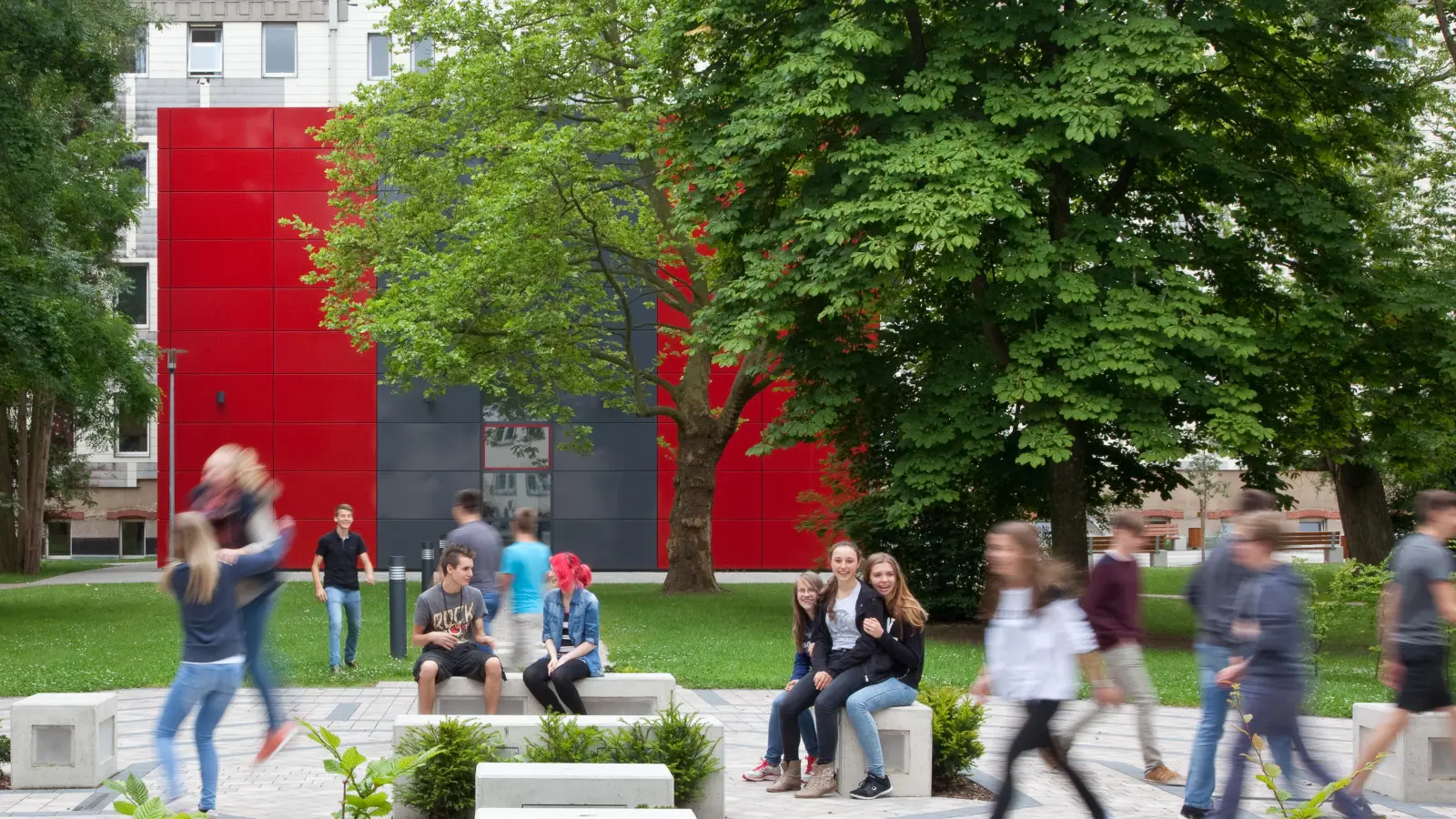 Diakoneo ist Träger einiger Schulen, wie hier am Campus in Neuendettelsau unter anderem einer Realschule und eines Gymnasiums. Viele Lehrkräfte sind aber bei der Evangelischen Schulstiftung angestellt. (Foto: Angelika Salomon)