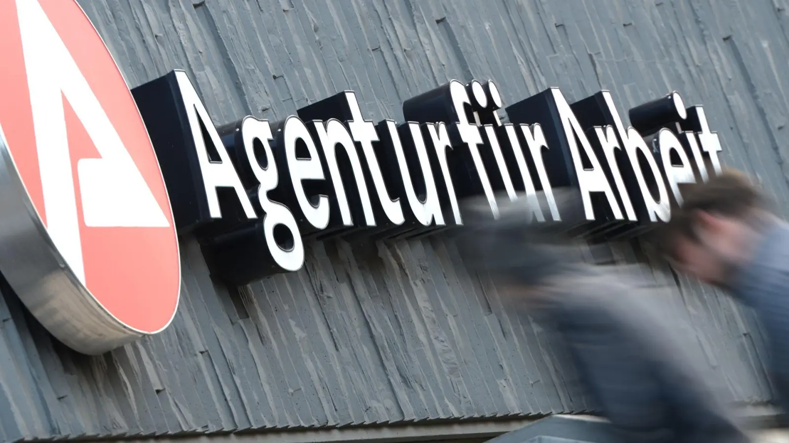 Mehr Arbeitslose und weniger Stellen meldet die Agentur für Arbeit für Westmittelfranken im September. (Symbolbild: Arne Dedert/dpa)