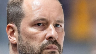 Trainer Thomas Dolak von Düsseldorf kommt vor dem Spiel in die Halle. (Foto: Sven Hoppe/dpa)