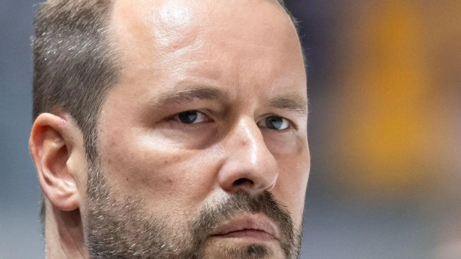 Trainer Thomas Dolak von Düsseldorf kommt vor dem Spiel in die Halle. (Foto: Sven Hoppe/dpa)