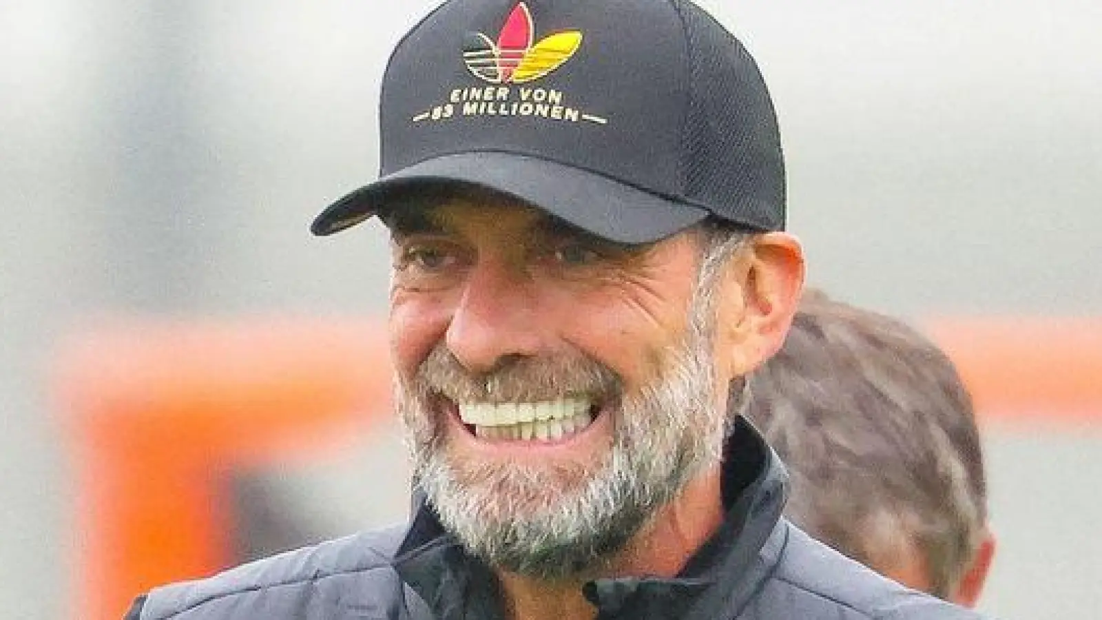 Jürgen Klopp warm eingepackt beim Training in Franken vor dem Kurztrip nach Thessaloniki. (Foto: Daniel Löb/dpa)