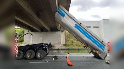Vermutlich hatte der Fahrer des Kipplasters nach der Abfahrt von einer Baustelle vergessen, den Anhänger wieder herunterzukippen.  (Foto: -/Verkehrspolizeiinspektion Bayreuth/dpa)