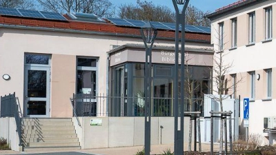 Künftig 16 statt bislang 14 Ratsmitglieder werden ab Mai im Uehlfelder Bürgersaal (linkes Gebäudeteil) über die Geschicke der Marktgemeinde mitbestimmen. (Foto: Mirko Fryska)