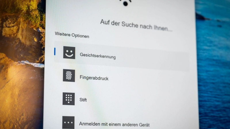 Passwortloses Anmelden mit Passkeys in Windows 11 läuft über die bekannte Anmeldeoberfläche Hello mit Gesichtserkennung, Fingerabdruckscan oder PIN - und neuerdings auch in Kooperation mit Passwortmanagern von Drittanbietern, in denen die Passkeys lagern. (Foto: Nico Tapia/dpa-tmn)
