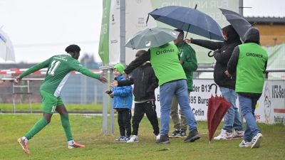 Der Regen trübte die Stimmung beim Bezirksliga-Derby zwischen dem FC/DJK Burgoberbach und FV Fortuna Neuses nicht. Auch anderswo <br>kamen Schirme zum Einsatz. (Foto: Martin Rügner)