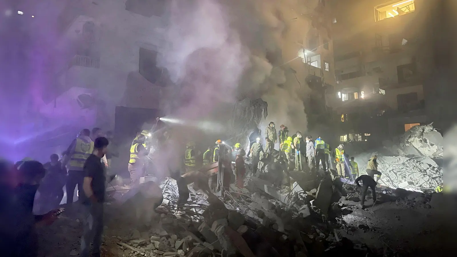 Mindestens vier Menschen sollen bei dem Angriff auf ein Wohngebäude in Beirut ums Leben gekommen sein. (Foto: Bilal Hussein/AP/dpa)