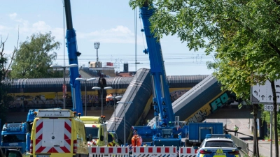 Zwei Schwerlastkräne sind für die Bergung eingetroffen. (Foto: Stefan Puchner/dpa)
