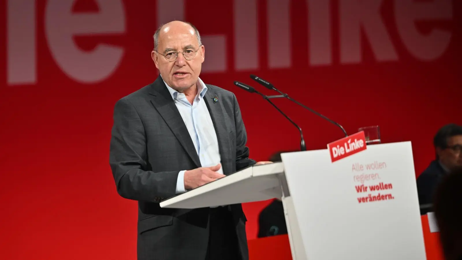 Linken-Politiker Gregor Gysi verfolgt sowohl den 1. FC Union Berlin als auch den FC St. Pauli. (Foto: Sebastian Christoph Gollnow/dpa)