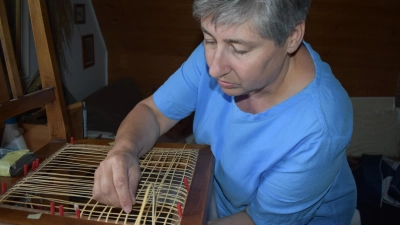 Viele Stunden sind nötig, bis den Holzstuhl ein neues Geflecht ziert und er so wieder nutzbar ist. Elke Hegmann liebt es, alten Stühlen neuen Glanz zu schenken. (Foto: Ute Niephaus)