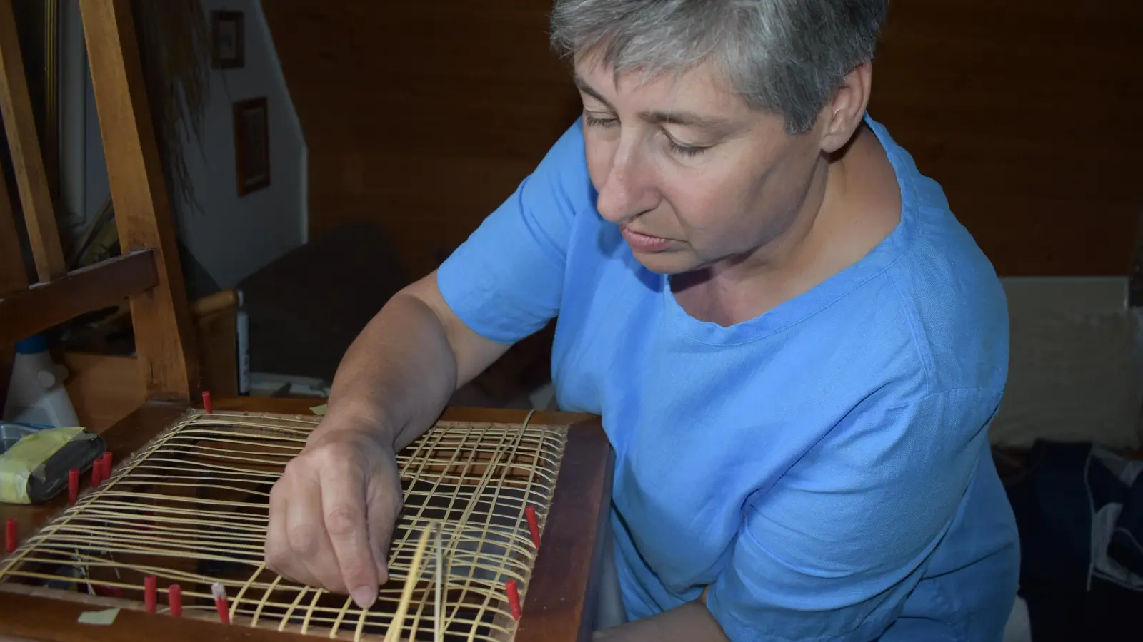 Viele Stunden sind nötig, bis den Holzstuhl ein neues Geflecht ziert und er so wieder nutzbar ist. Elke Hegmann liebt es, alten Stühlen neuen Glanz zu schenken. (Foto: Ute Niephaus)
