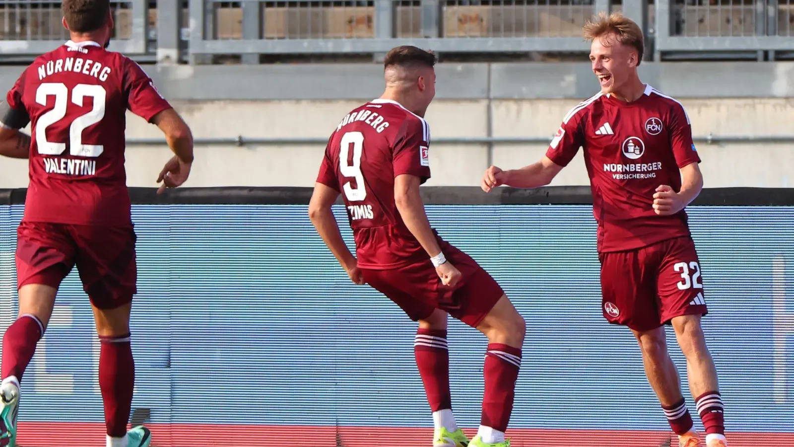 Tim Janisch (r.), hier beim Torjubel im Test gegen Juventus Turin im Sommer, hat sich im Training am Knie verletzt. (Foto: Daniel Karmann/dpa)