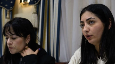 Reem Alabali Radovan (SPD, r), Bundesministerin für wirtschaftliche Zusammenarbeit und Entwicklung, und Pressesprecherin Aline Abboud besprechen im Zug nach Kiew das Reiseprogramm. (Foto: Hendrik Schmidt/dpa)