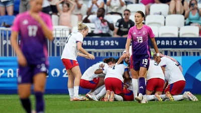 Nach dem Tor der USA: Felicitas Rauch (r) ist enttäuscht. (Foto: Laurent Cipriani/AP/dpa)