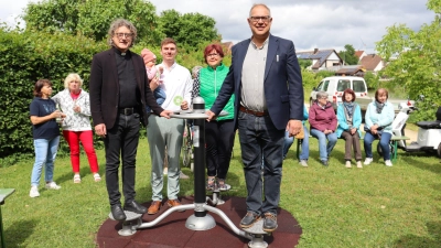 Auf vier Geräten können sich die Seniorinnen und Senioren jetzt mit Blick auf den Weiher fit halten. Stadtpfarrer Thomas Swat, Christoph Kalender vom ALE, KPV-Vorsitzende Waltraud Burger-Dreyling und Bürgermeister Michael Dörr (vorne, von links) testeten die Neuheit bei der Eröffnung. (Foto: Antonia Müller)