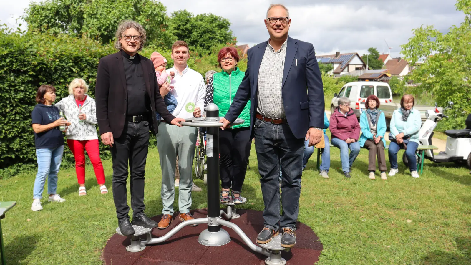 Auf vier Geräten können sich die Seniorinnen und Senioren jetzt mit Blick auf den Weiher fit halten. Stadtpfarrer Thomas Swat, Christoph Kalender vom ALE, KPV-Vorsitzende Waltraud Burger-Dreyling und Bürgermeister Michael Dörr (vorne, von links) testeten die Neuheit bei der Eröffnung. (Foto: Antonia Müller)